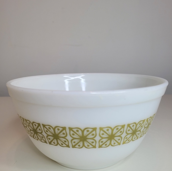 Pyrex Vintage 1960s White Verde 1½ QT bowl - Picture 3 of 8
